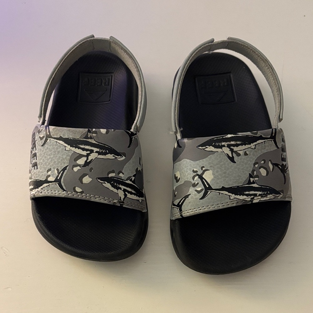 Reef Kids Shark Pattern Sandals - Black and Gray